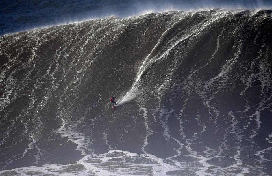 La pi grande onda dell&#39;inverno si  formata gioved a Praia do Norte de Nazar, nel Portogallo centrale, dove si era radunata una comunit di surfisti da tutto il mondo che hanno cavalcato onde di 20 metri. 